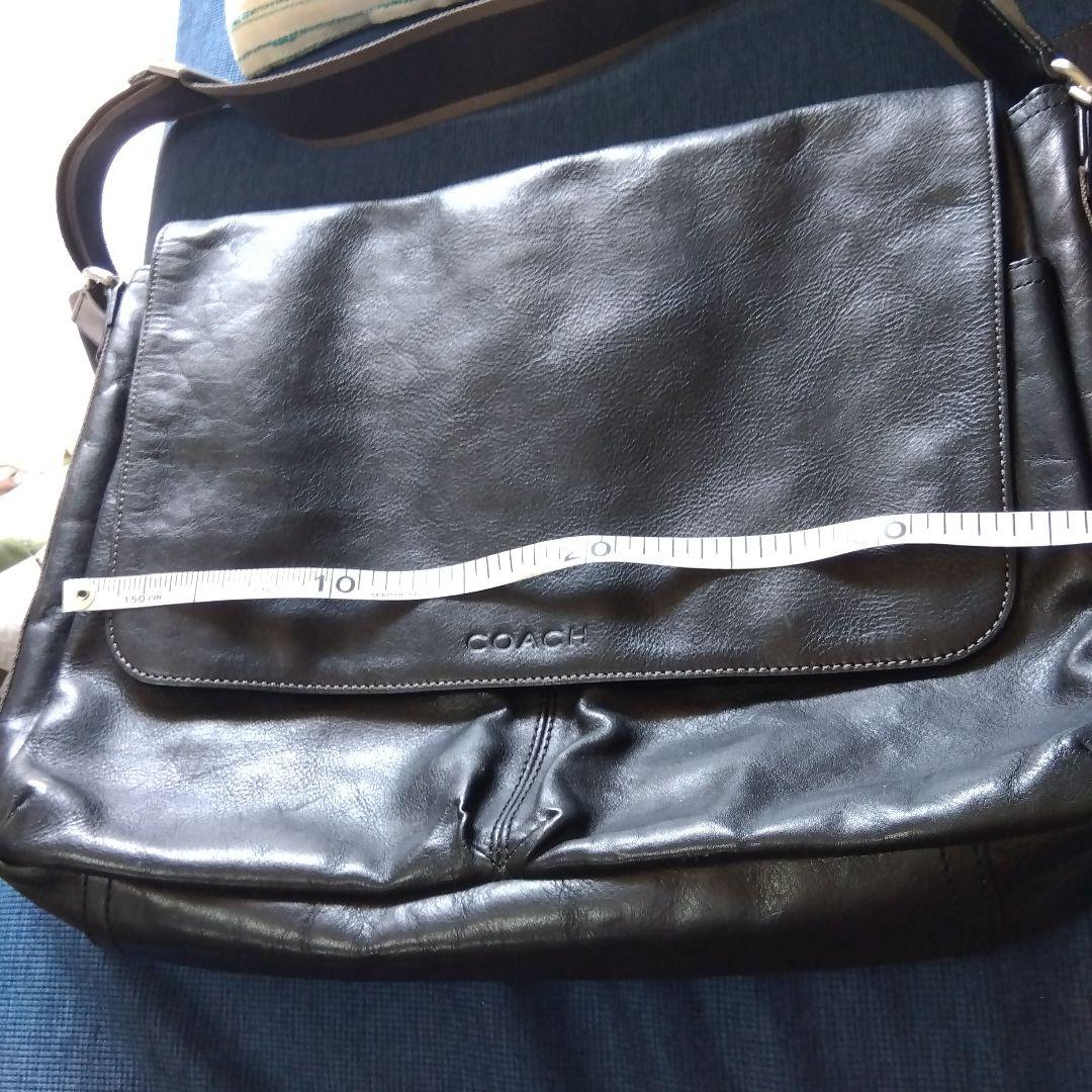 コーチ斜めがけバッグ　　ロゴ型押し　レザー　黒　A4可能