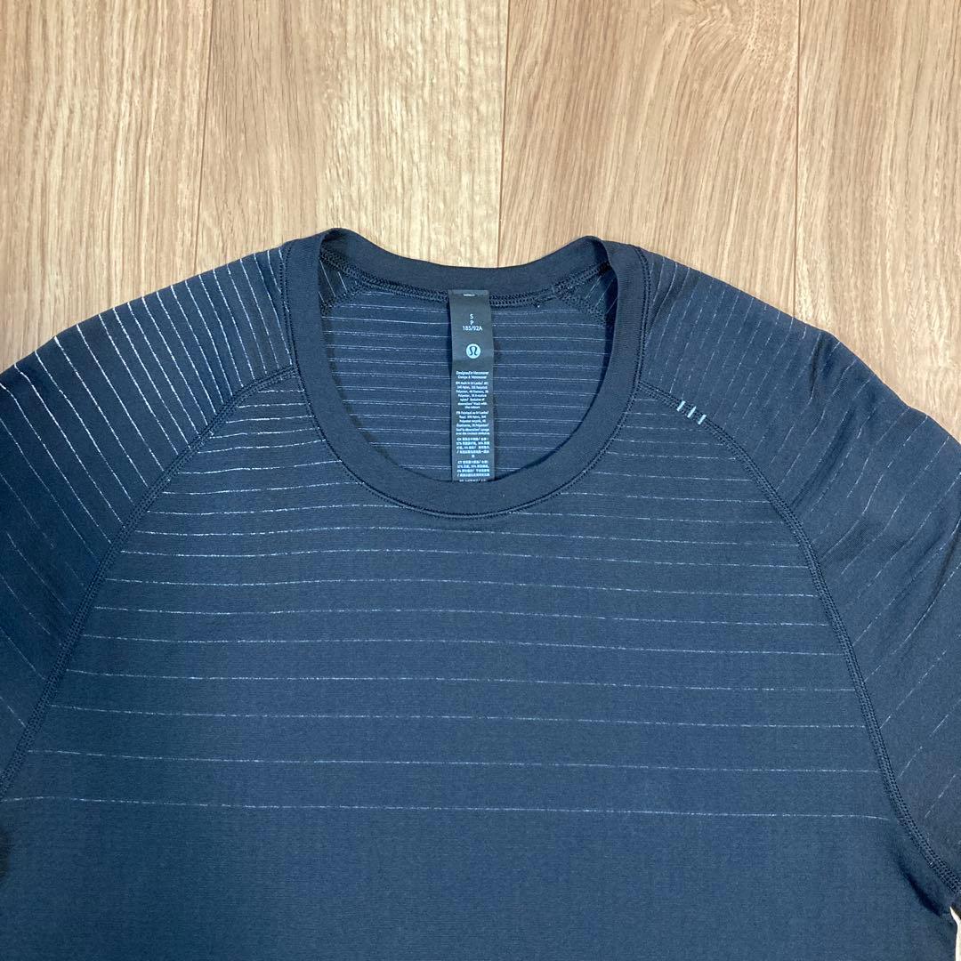 未使用、人気！ルルレモン　黒　長袖T 伸縮性　吸汗速乾　スリムライン　ユニS