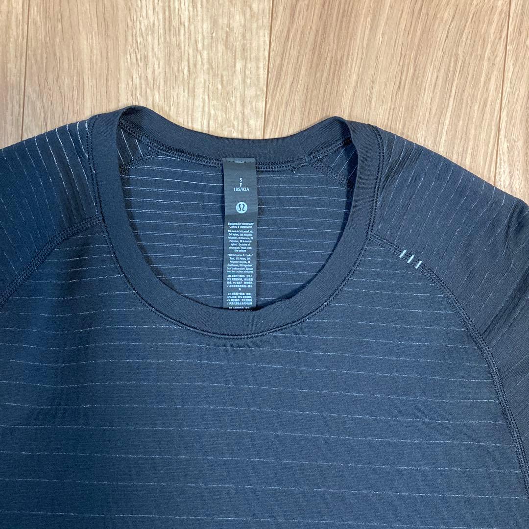 未使用、人気！ルルレモン　黒　長袖T 伸縮性　吸汗速乾　スリムライン　ユニS