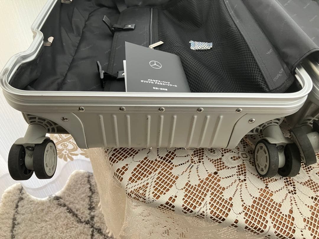メルセデスベンツ　スーツケース　キャリーケース 4輪　シルバー　32リットル