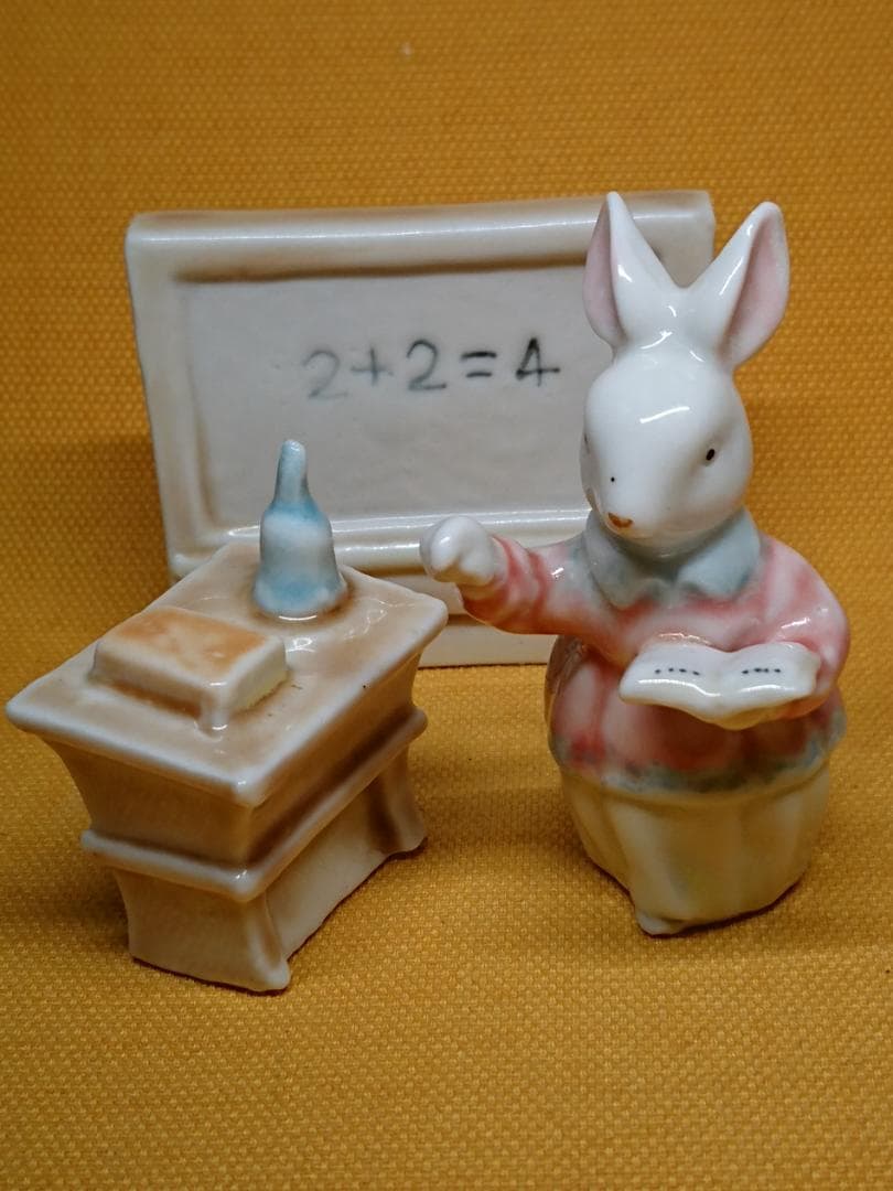 【美品】うさぎ　兎　陶器　オブジェ　置物　インテリア　工芸品　美術品　A1405