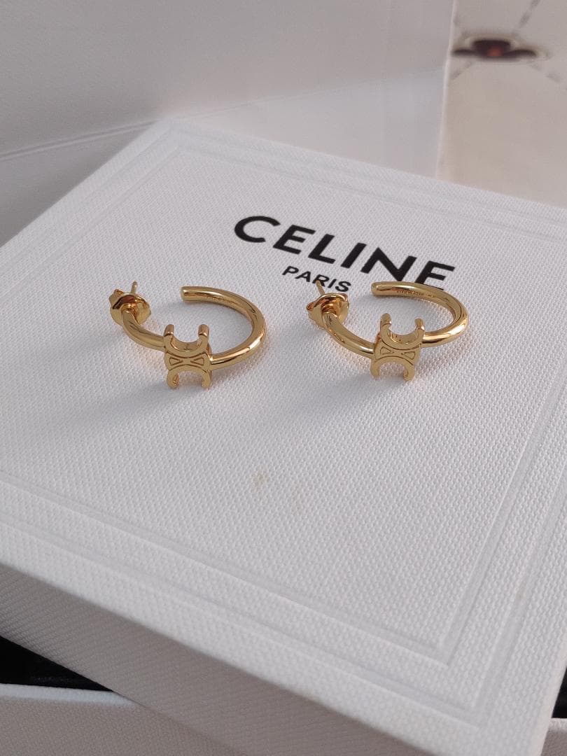 トリオンフ アシンメトリックフープ ピアス　 金色