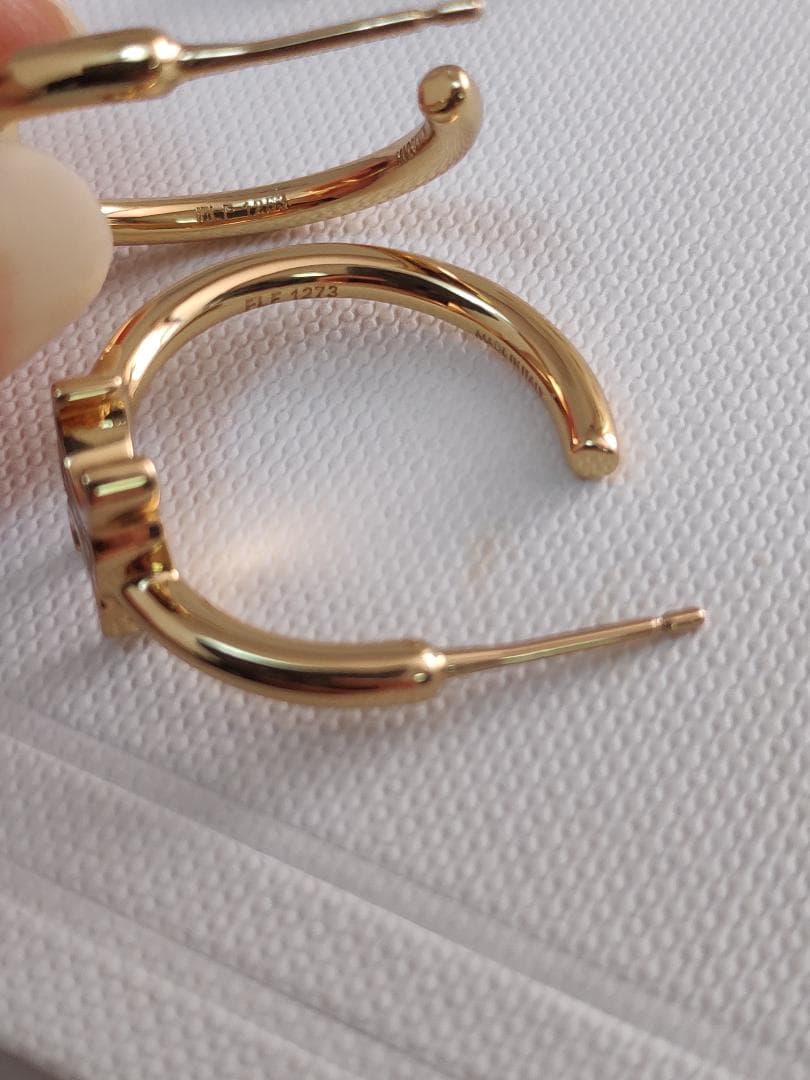 トリオンフ アシンメトリックフープ ピアス　 金色