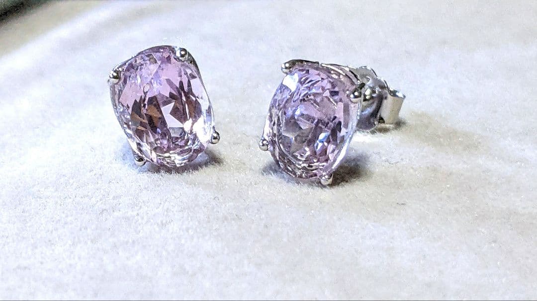 【希少石】クンツァイトの天然石オーバル スタッドピアス 6×8mm