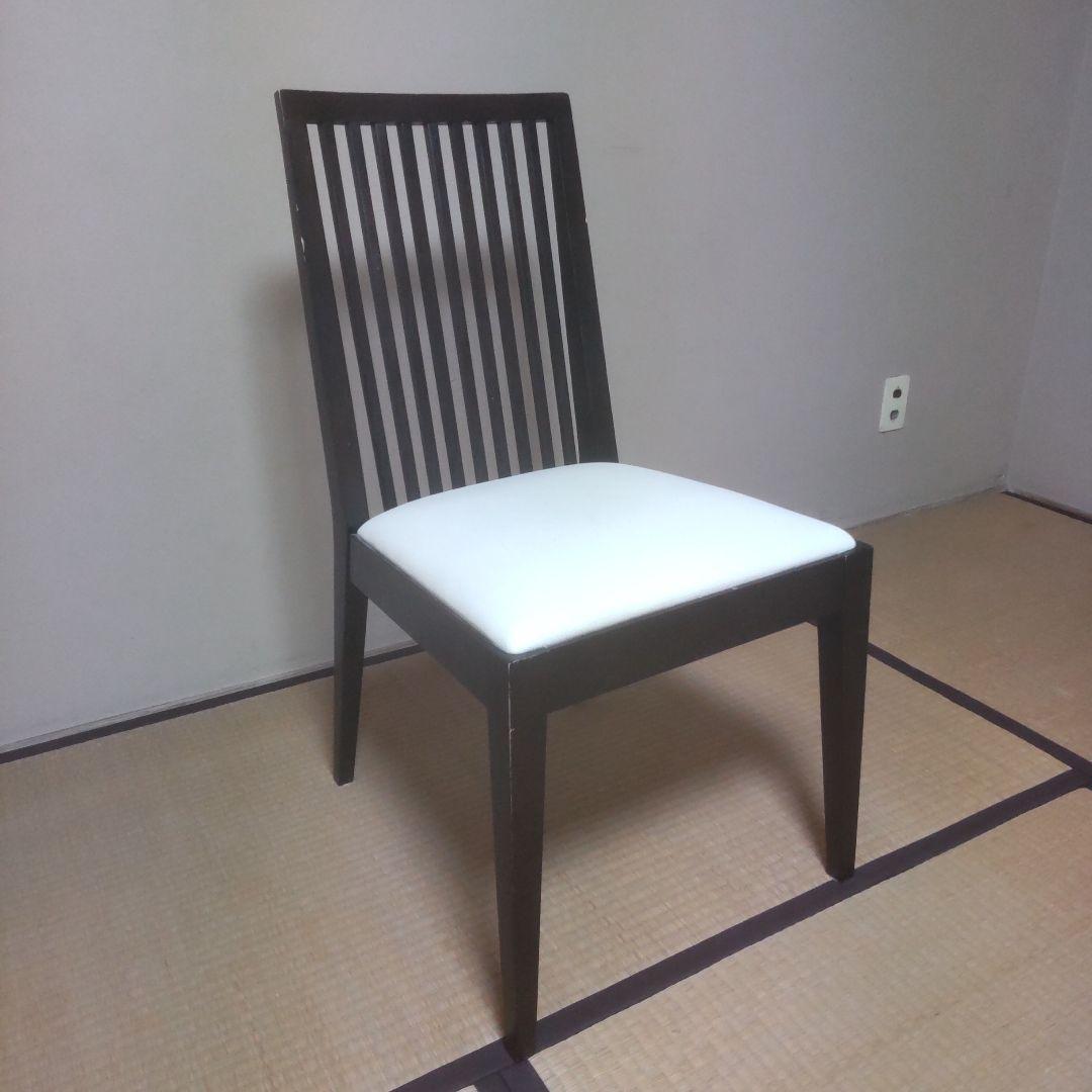 モダンなスラットバック木製椅子②