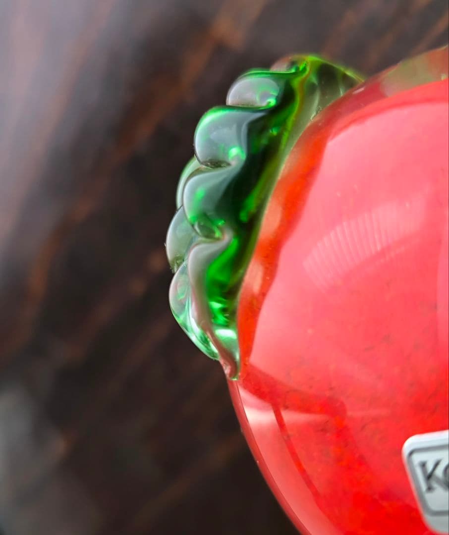 コスタボダのシール付き 赤いリンゴ ガラス 置物 オブジェ 北欧 スウェーデン