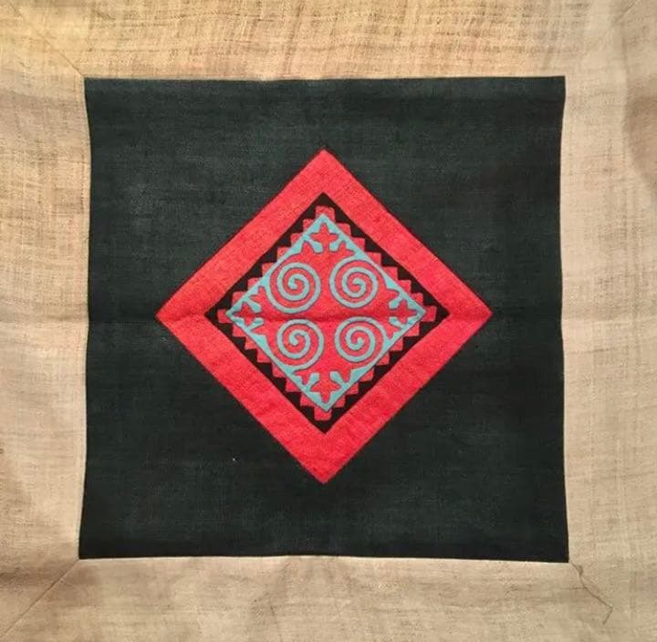 クッションカバー　ベトナム　ハンドメイド刺繍　民族刺繍　高級感