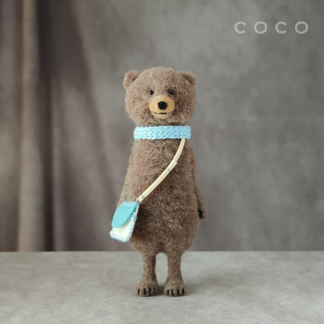 ポシェットを下げた子供なヒグマさん