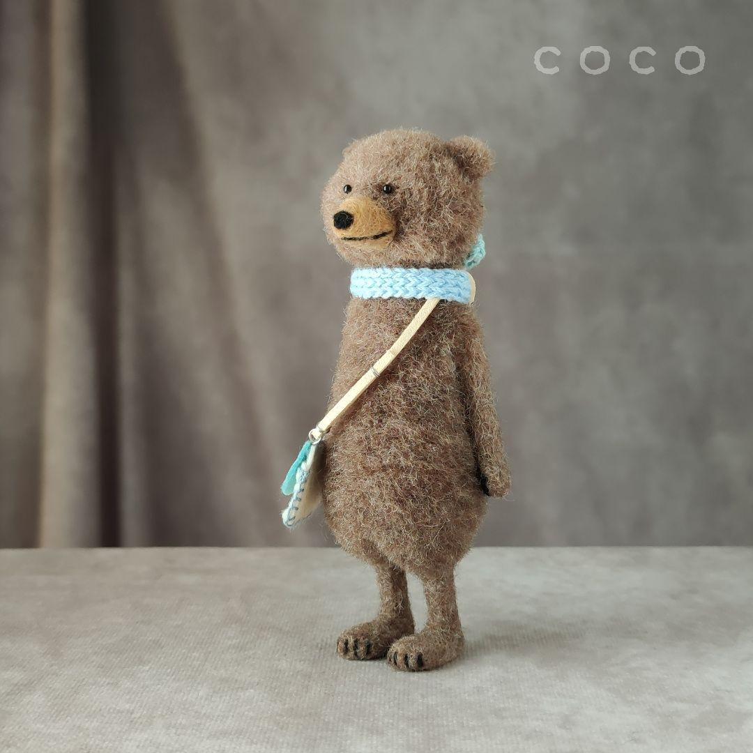 ポシェットを下げた子供なヒグマさん