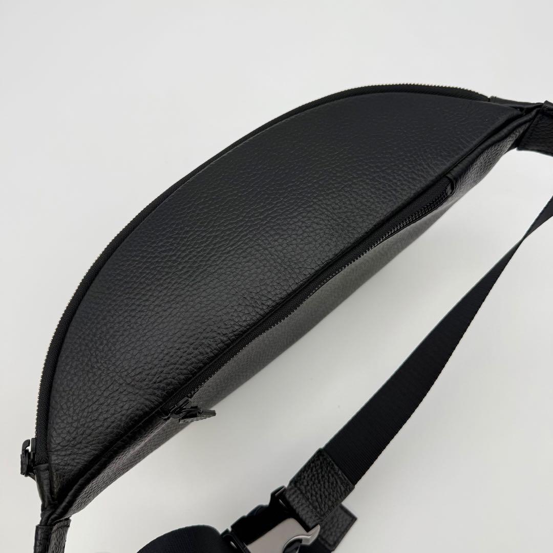 【極美品】HushTug ハッシュタグ カーブドボディバッグ ブラック