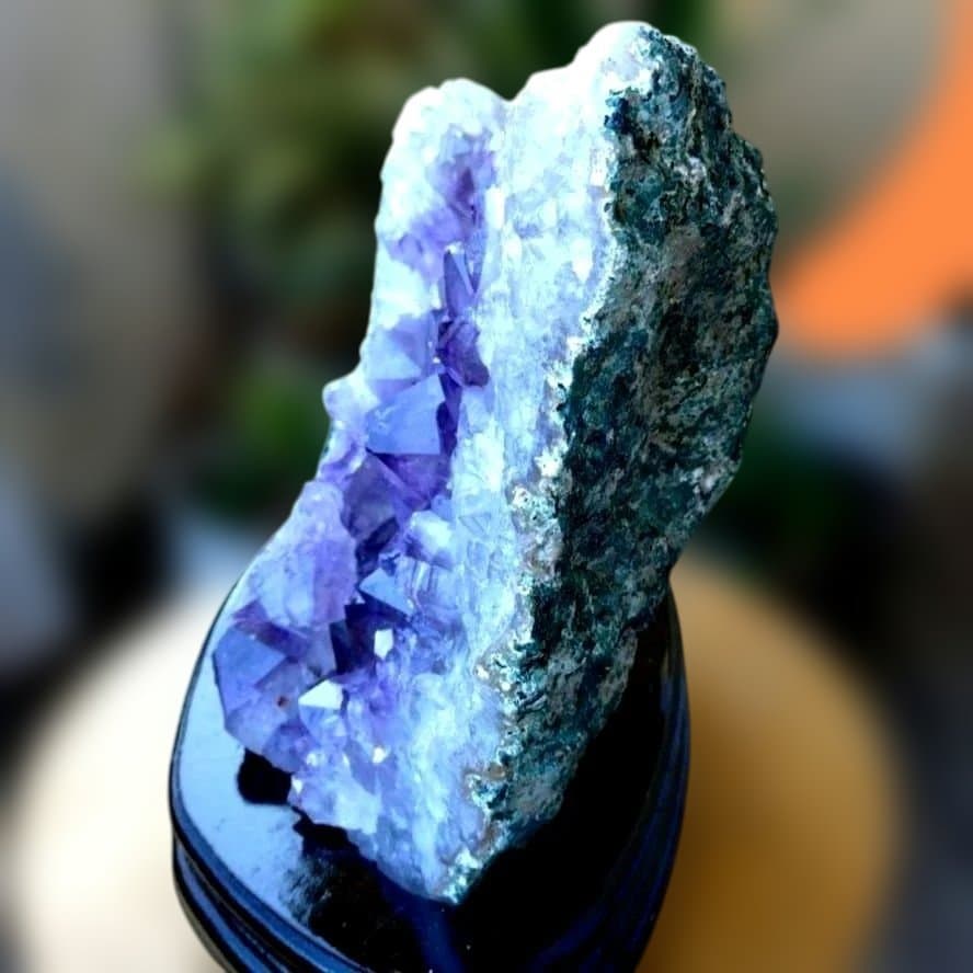 【割引大特価】☆高透明☆ブラジル産アメジストクラスター　約5.5Kg　台座付き！