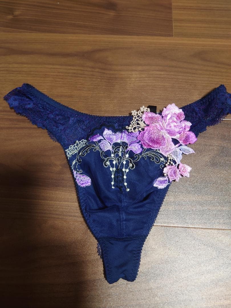 サルートLサイズ　花柄刺繍 Tバックショーツセット（レア商品セット）新品未使用