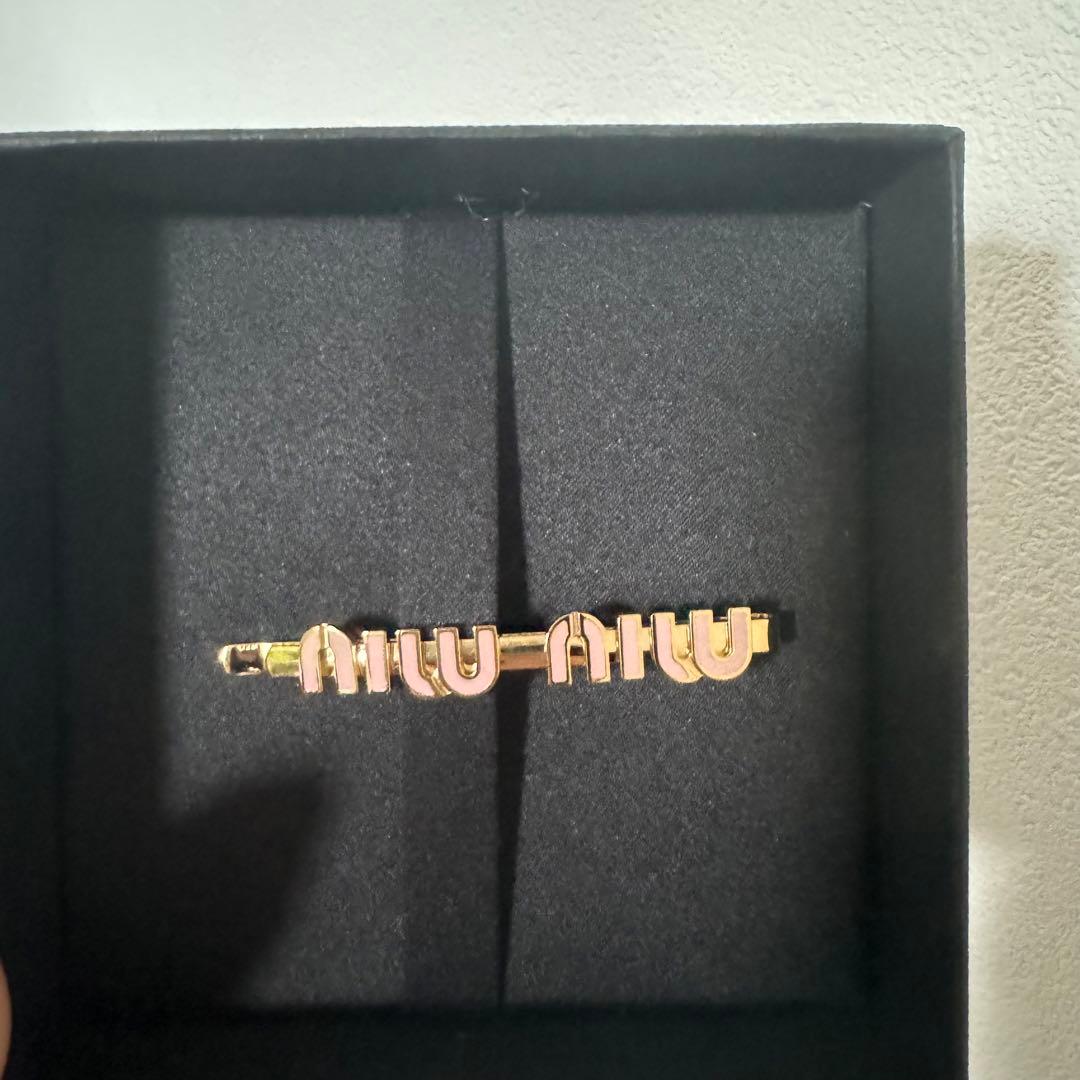 エナメルメタル ヘアクリップ miumiu ミュウミュウ