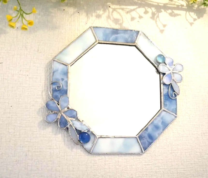 ✴︎:.。淡いブルーの八角形鏡♪　(size20㎝/max23）　ステンドグラス
