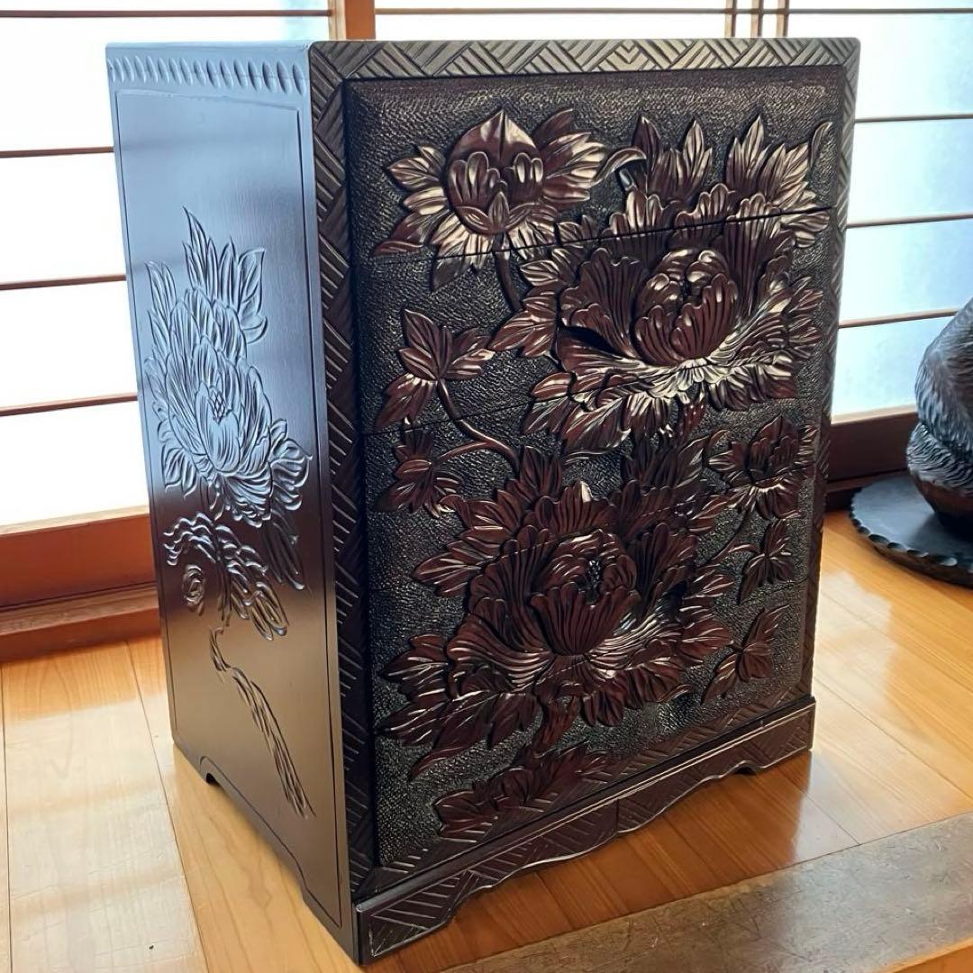 【伝統工芸品】日光彫り 5段棚 木製 小引き出し棚 牡丹の花 彫刻 小物入れ