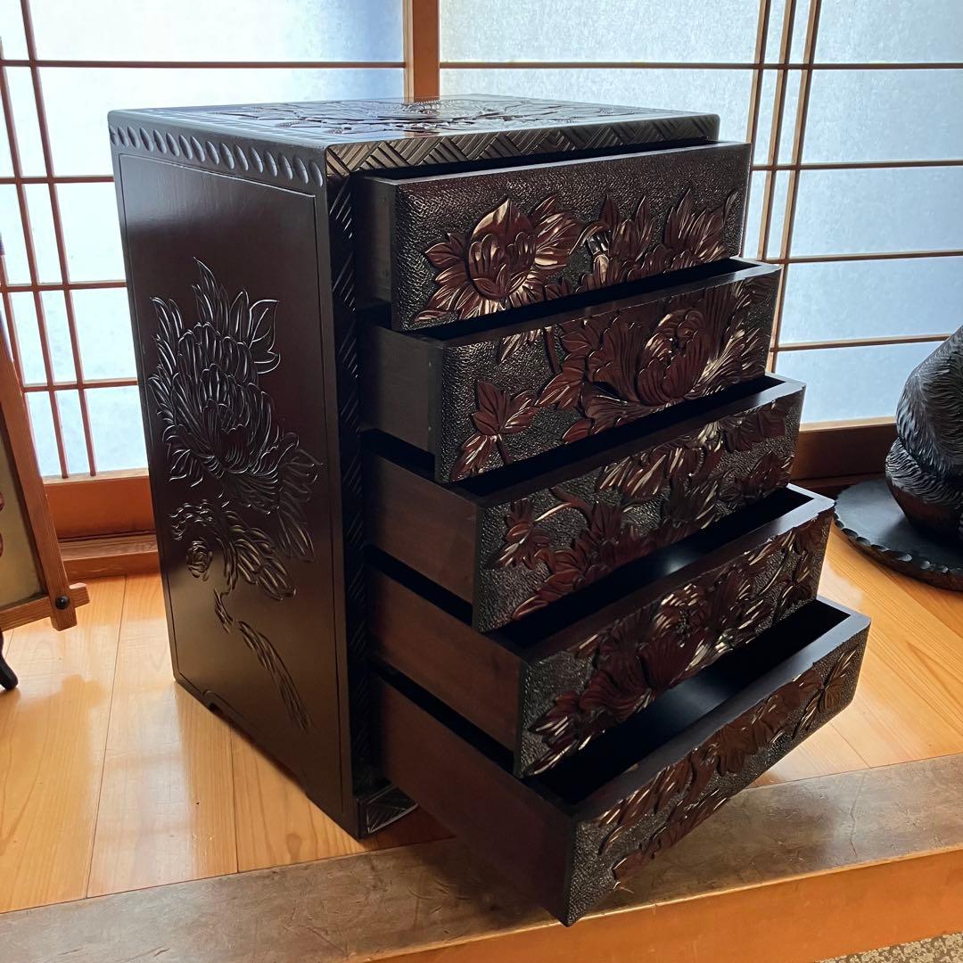 【伝統工芸品】日光彫り 5段棚 木製 小引き出し棚 牡丹の花 彫刻 小物入れ