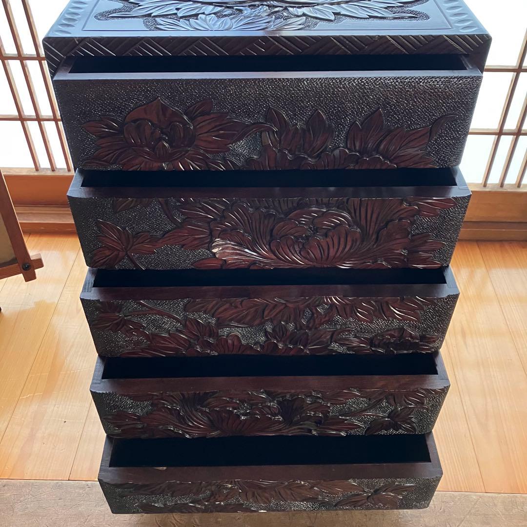 【伝統工芸品】日光彫り 5段棚 木製 小引き出し棚 牡丹の花 彫刻 小物入れ