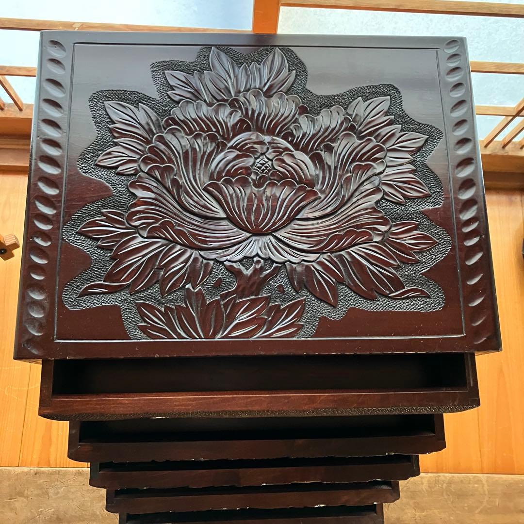 【伝統工芸品】日光彫り 5段棚 木製 小引き出し棚 牡丹の花 彫刻 小物入れ