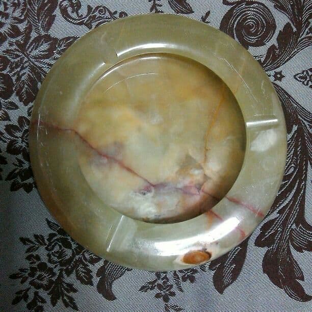 大理石の灰皿ですね