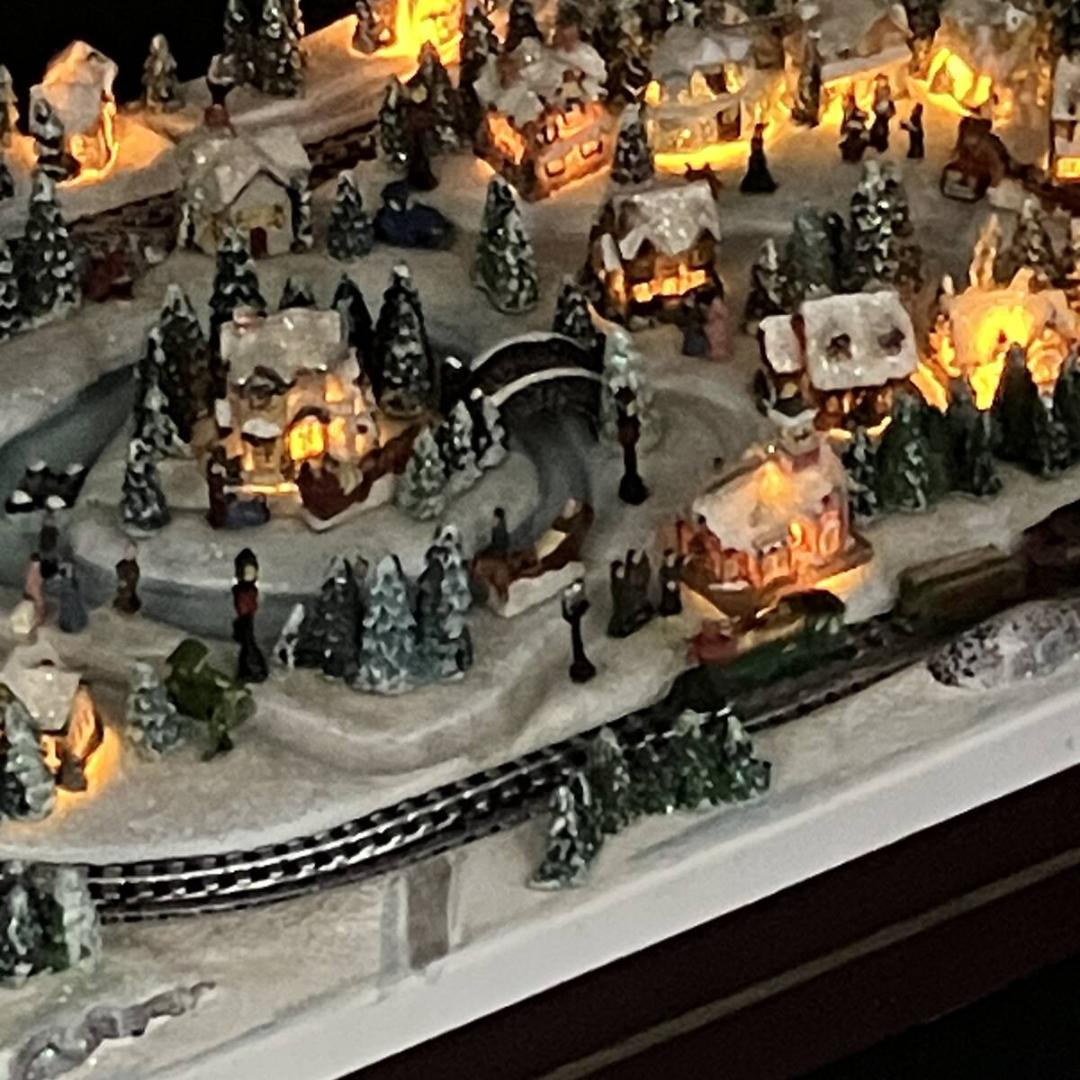 トーマスキンケード　田舎のクリスマス列車　ミニチュア　ジオラマ　クリスマス