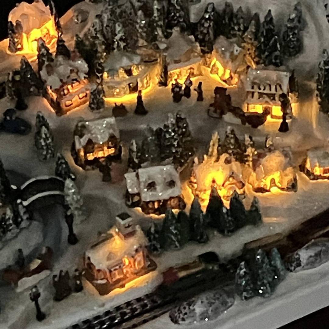 トーマスキンケード　田舎のクリスマス列車　ミニチュア　ジオラマ　クリスマス