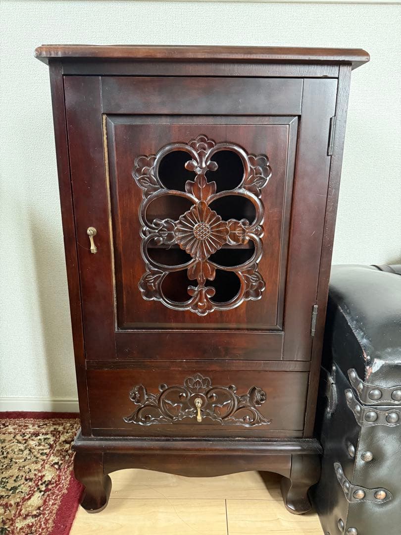 猫足キャビネット