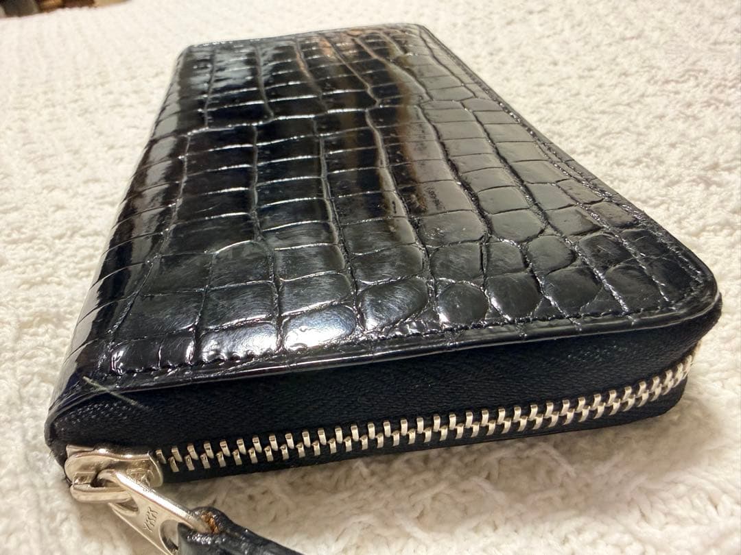 高級感のある本クロコダイル（ワニ革）を使用したラウンドファスナー長財布
