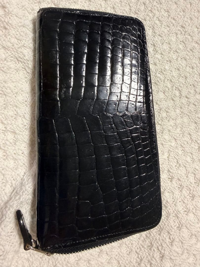高級感のある本クロコダイル（ワニ革）を使用したラウンドファスナー長財布