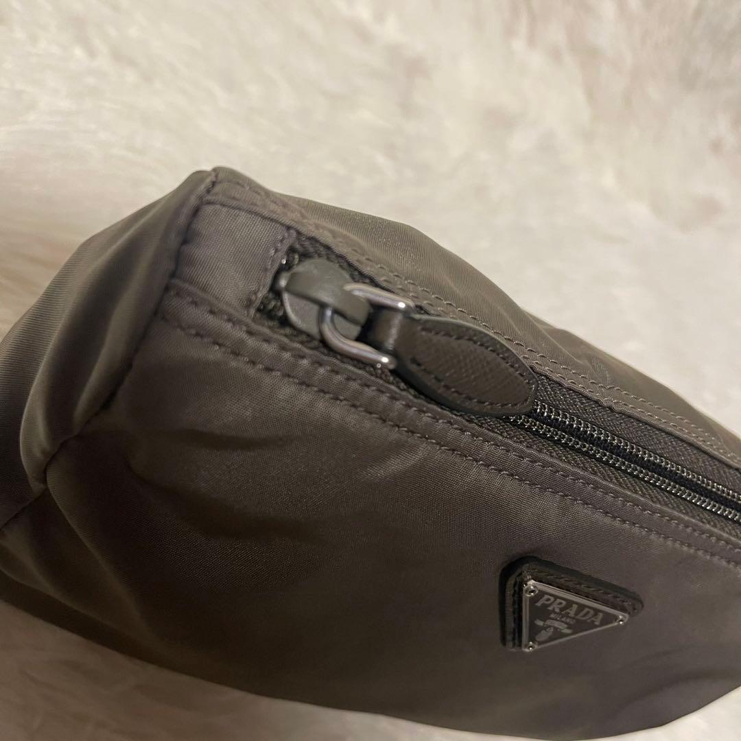 PRADA プラダ　ポーチ　三角ロゴ　ナイロン　カーキ　小物入れ　カード、袋付き