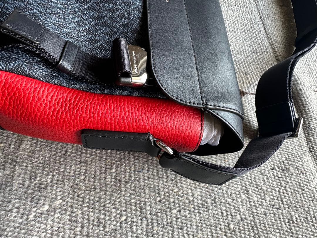 MICHAEL KORS メッセンジャーバッグ 黒/赤