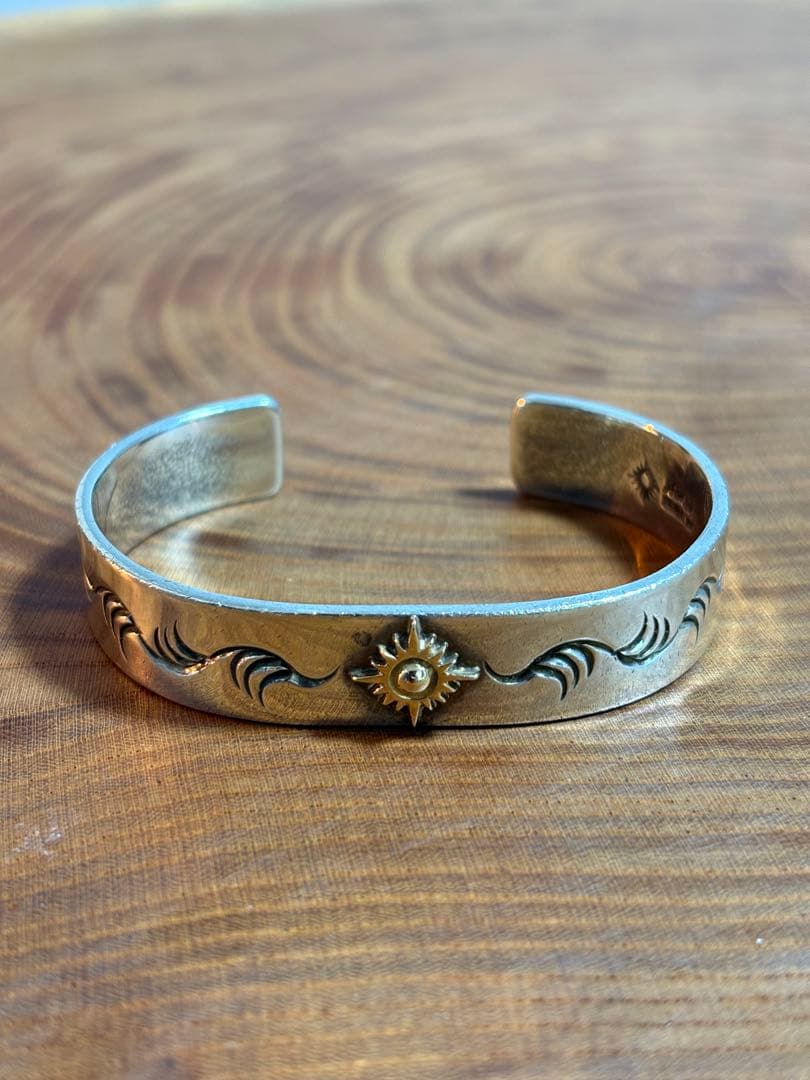 アリゾナフリーダム 幅12mm K18 太陽神　唐草バングル silver