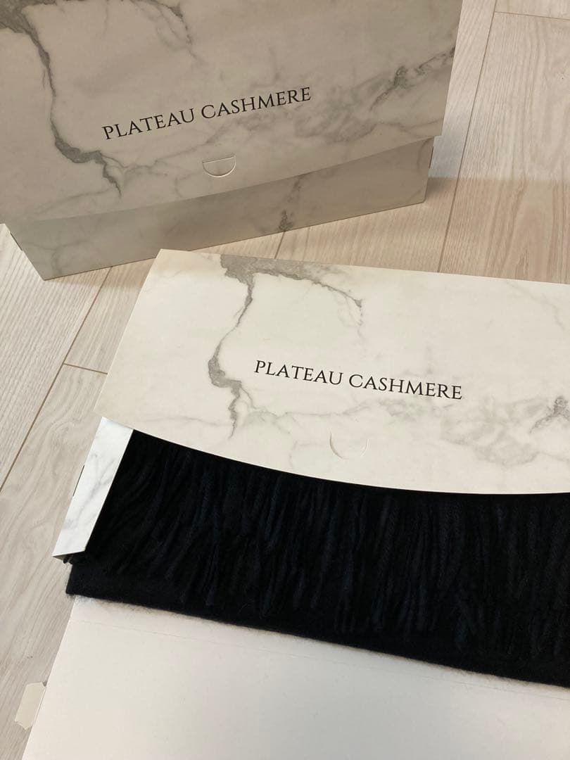 大判ストール　100%極上ホワイトカシミヤ & ブラック