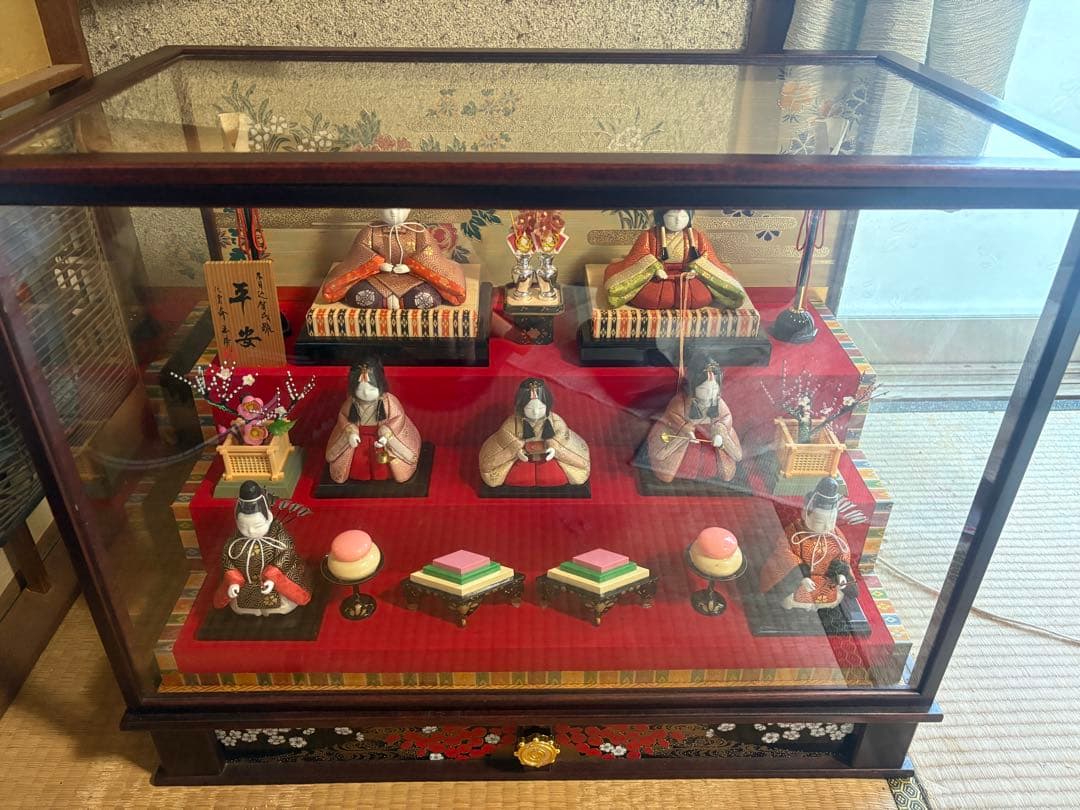 伝統的なひな人形セット ガラスケース付き