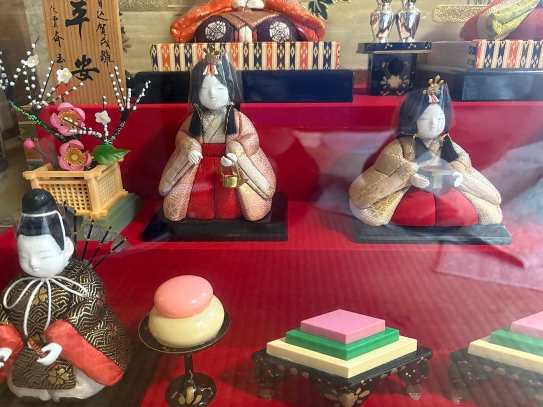 伝統的なひな人形セット ガラスケース付き