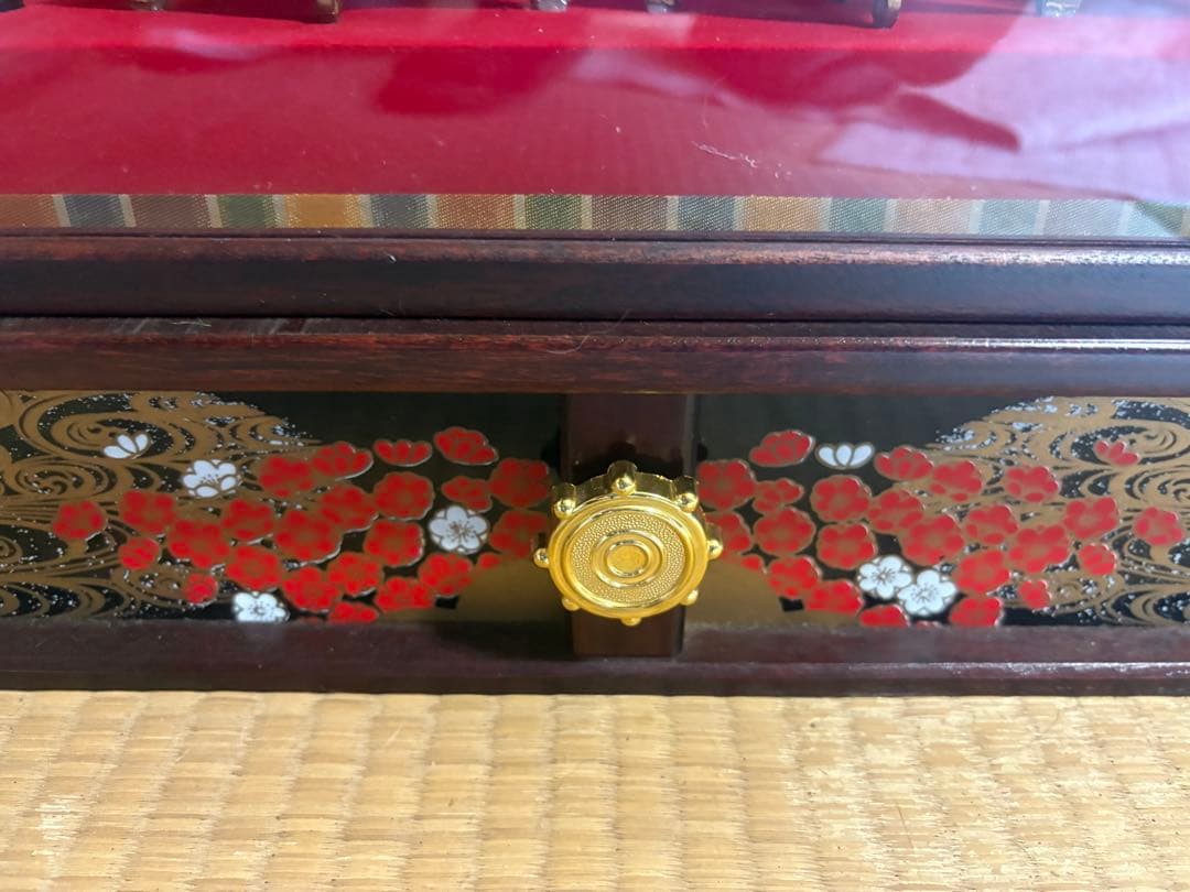 伝統的なひな人形セット ガラスケース付き