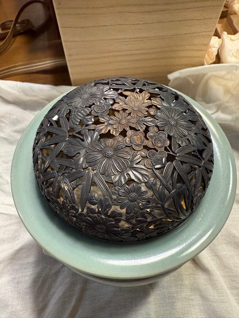 諏訪蘇山　青磁袴腰香炉　純銀四君子肉彫火舎　松興堂造　共箱付