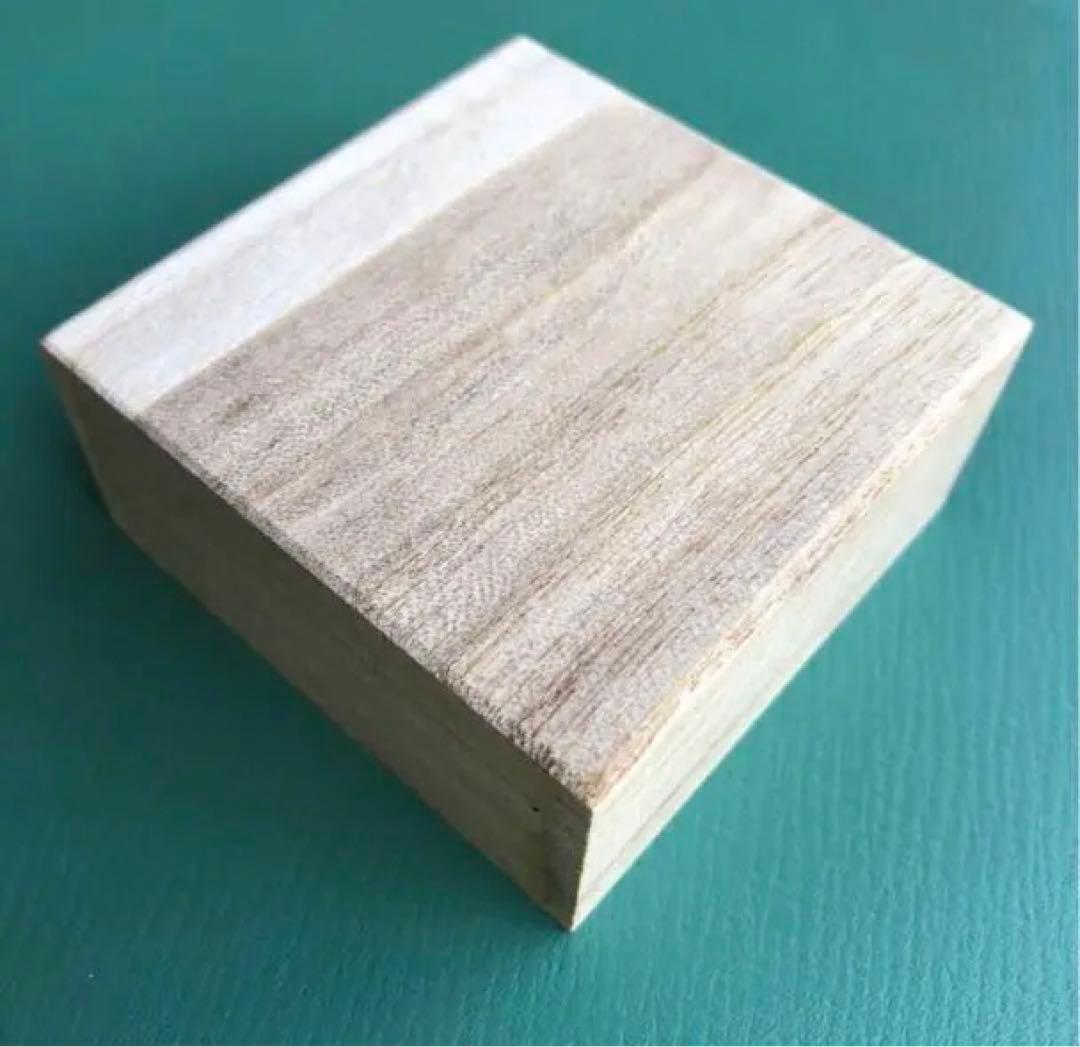 勾玉　（i）　箱付き