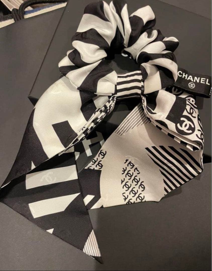 CHANEL2023 シルク　ヘアゴム　リボン　ブラックホワイト　お値下げ不可