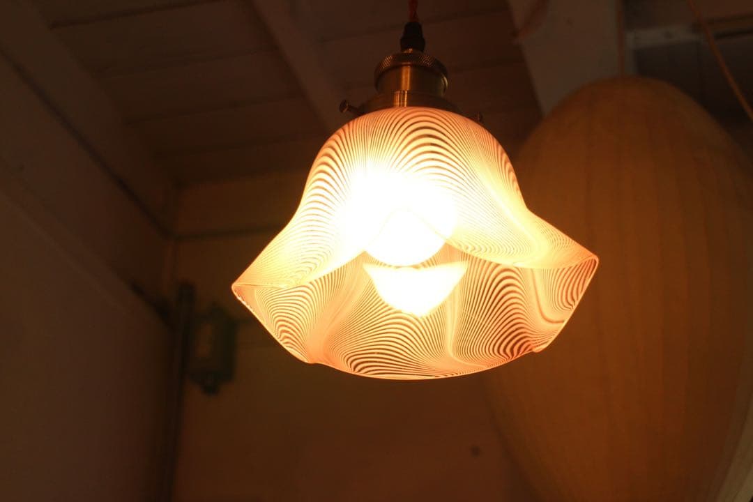 T980　アンティークフリルガラスのペンダントライト　吊り下げランプ　照明