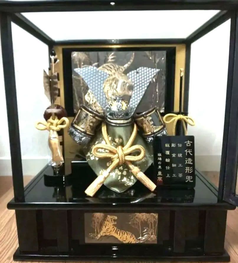 美品ケース入り コンパクト 五月人形 兜ケース飾り 兜飾り 古代造形兜 7号