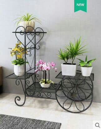 室内の客間のベランダは床につく式の北欧の鉄芸の置物台を飾ります。