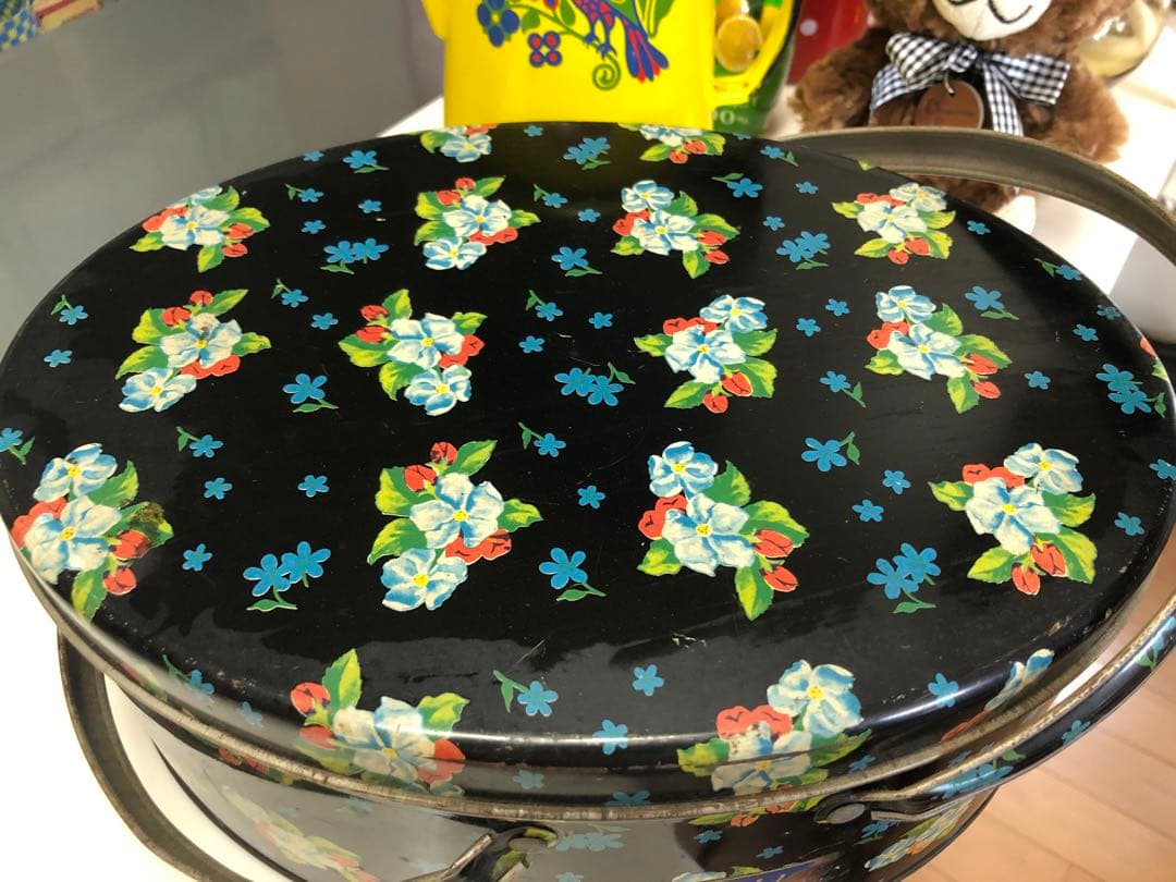 アンティーク　ブリキ缶　ブラック　花柄　ラベルあり