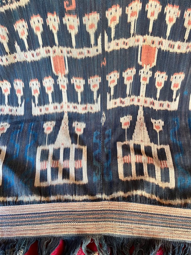 インドネシア／マラプ精霊の家に間借りを許された島民の精霊布／唯一無二のイカット