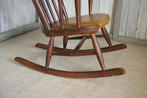 古い木製のロッキングチェア