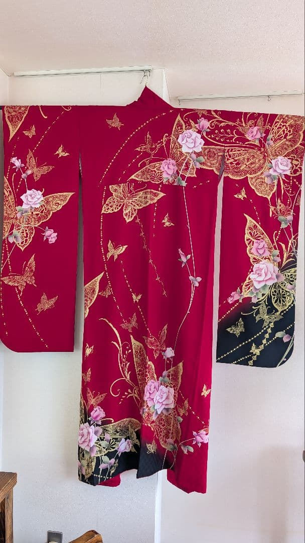 【美品】赤の振袖 蝶と花の刺繍158cm