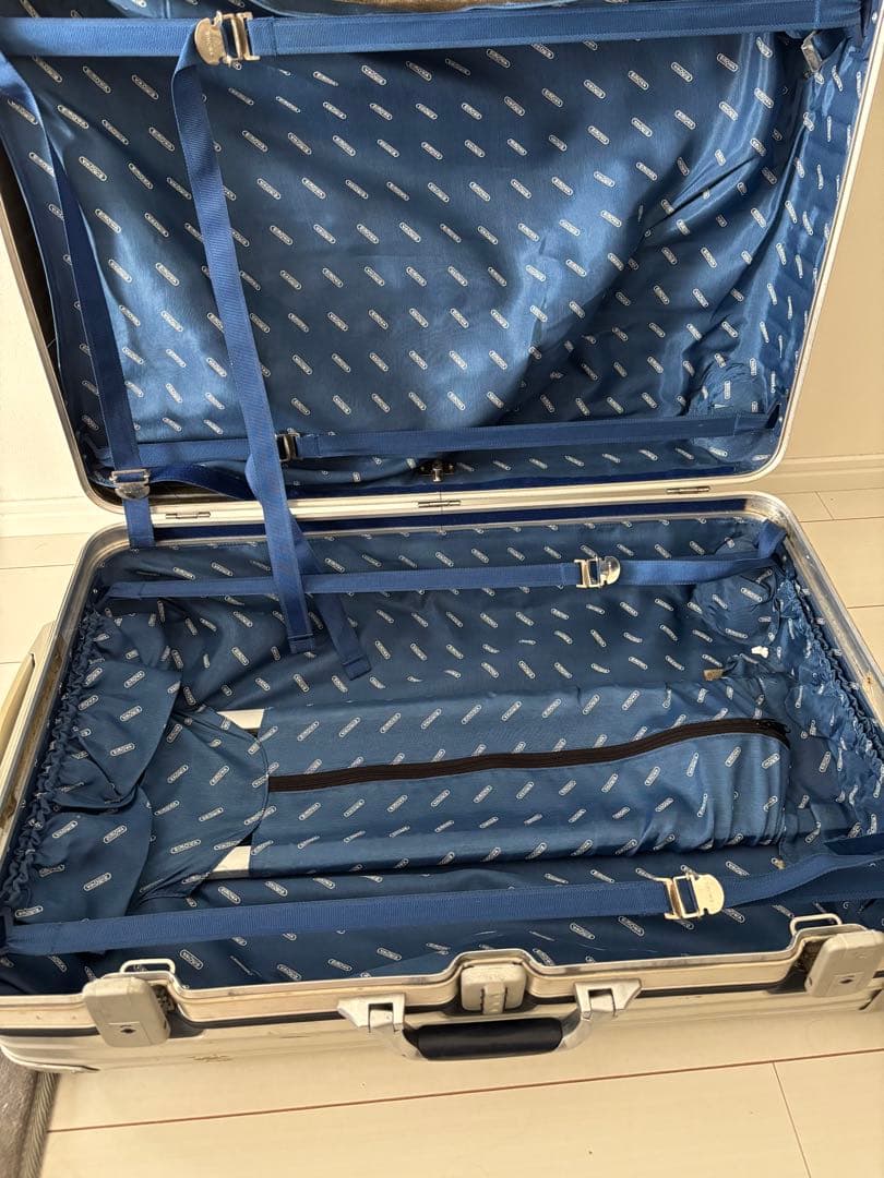 リモワ　RIMOWAアルミキャリーケース 中型 ステッカー付き