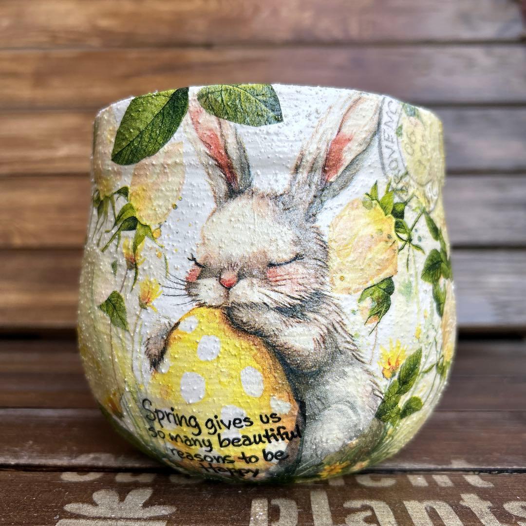 おみつさま　4号ふっくら丸鉢 黄色いたまごを抱いたうさぎさんと白色ローズ