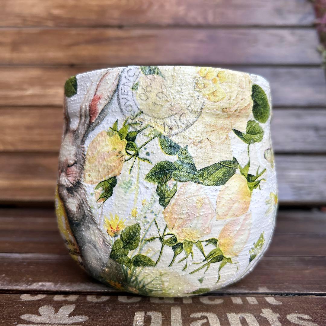 おみつさま　4号ふっくら丸鉢 黄色いたまごを抱いたうさぎさんと白色ローズ