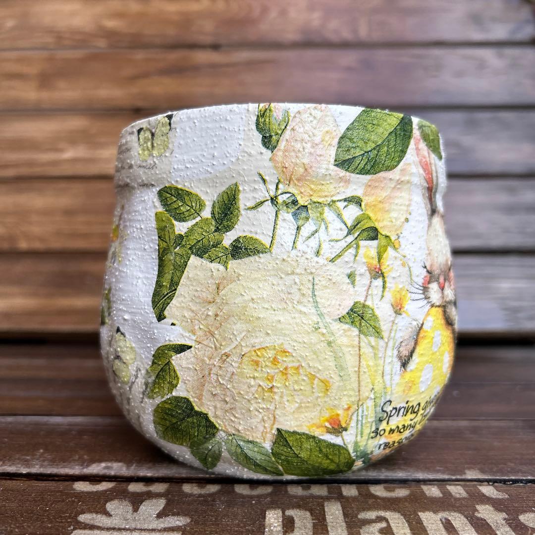 おみつさま　4号ふっくら丸鉢 黄色いたまごを抱いたうさぎさんと白色ローズ