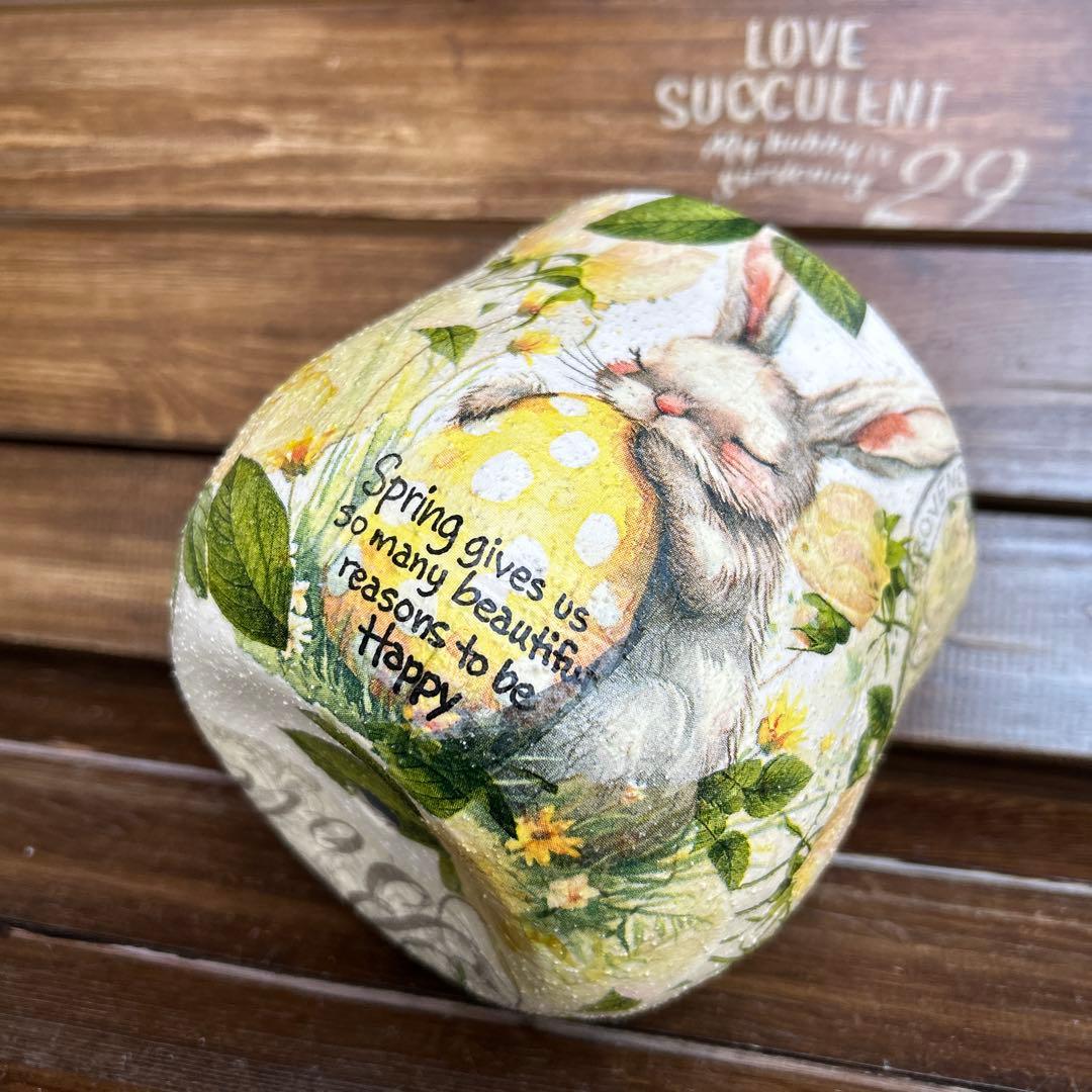 おみつさま　4号ふっくら丸鉢 黄色いたまごを抱いたうさぎさんと白色ローズ